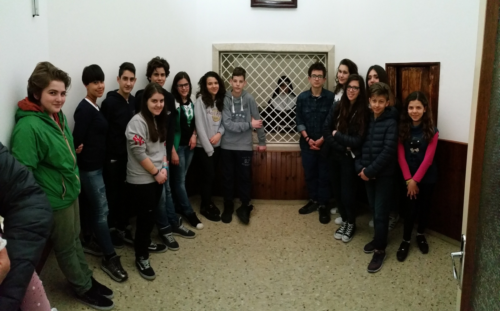 i ragazzi durante l'incontro testimonianza con una giovane monaca di clausura al monastero delle clarisse di San Fidenzio (Verona)