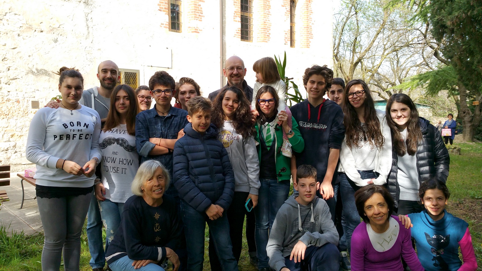 foto di gruppo all'uscita in preparazione alla cresima